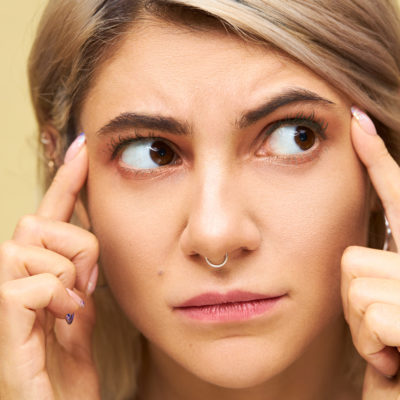 calciummangel vermeiden natuerliche nahrungsergaenzungsmittel nachdenken gesundheit ernaehrung vitamine mineralstoffe spurenelementeClose Up Image Of Frowning Frustrated Young Caucasian Woman Holding Fingers On Temples Thinking Too Hard About Something, Having Headache Or Migraine. Cute Displeased Girl Saying Use Your Brain